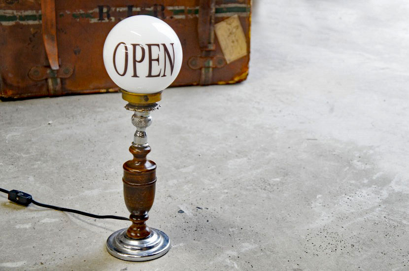 フランスアンティーク　ウッド 燭台 OPENサインテーブルランプ ②