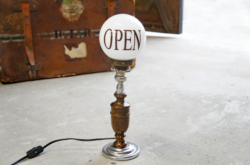 フランスアンティーク　ウッド 燭台 OPENサインテーブルランプ ①