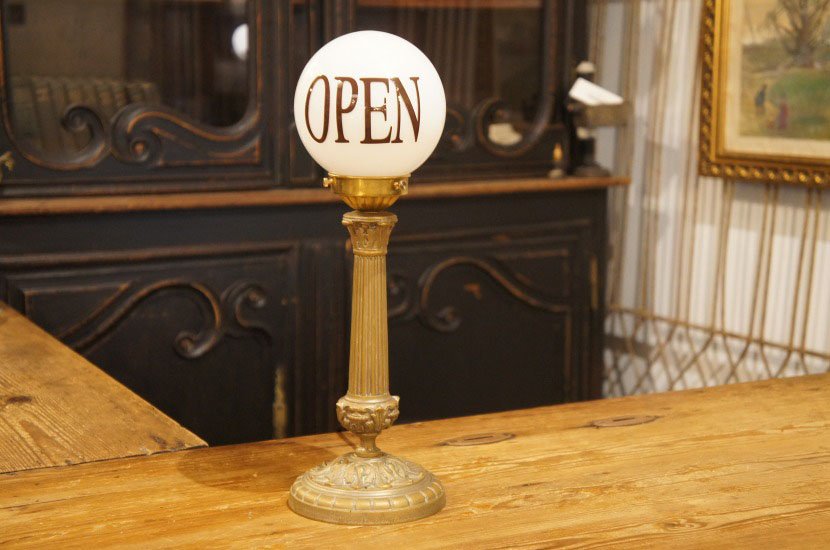 フランスアンティーク　真鍮製 燭台 OPENサインテーブルランプ①