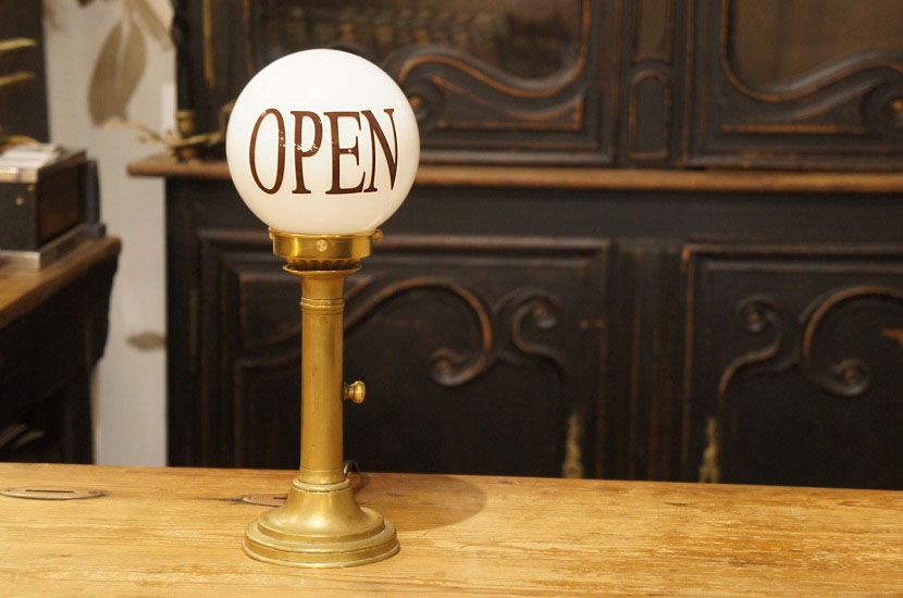 フランスアンティーク　真鍮製 燭台 OPENサインテーブルランプ ②