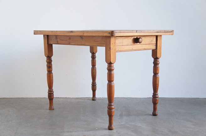 イギリスアンティーク　木製テーブル