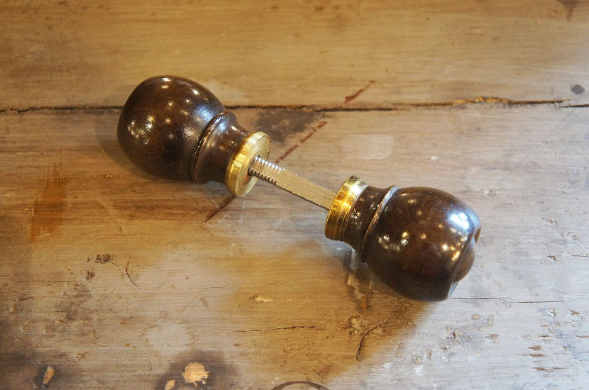 イギリスアンティーク　木製ドアノブ ①