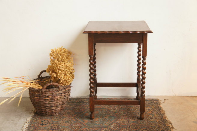 英国アンティーク　木製オケージョナルテーブル