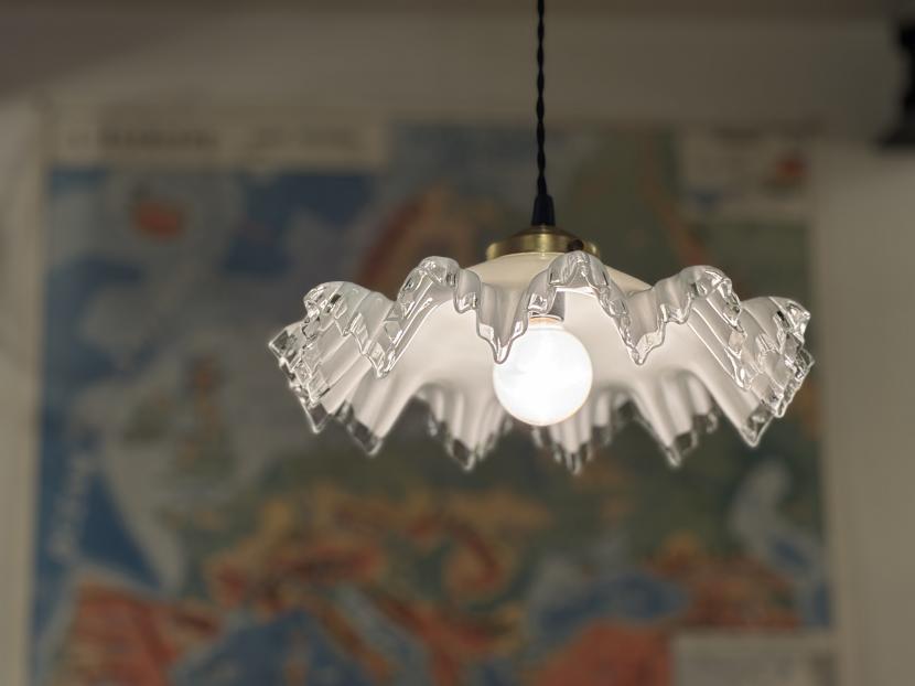 フランスアンティーク　フリルペンダントランプA