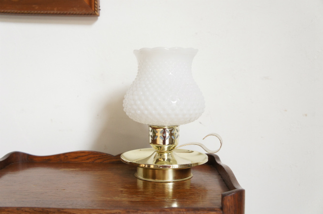アンティーク ミルクガラス製ホブネイルテーブルランプ