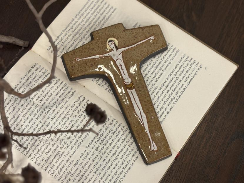 ベルギーヴィンテージ　Tieberghien 陶器製十字架