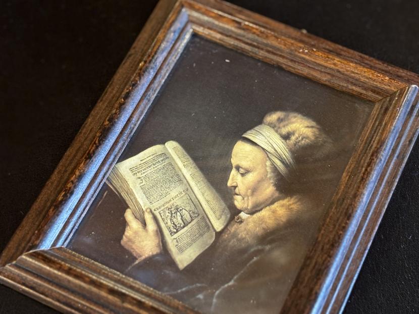 オランダアンティーク 読書をする老婦人　額装