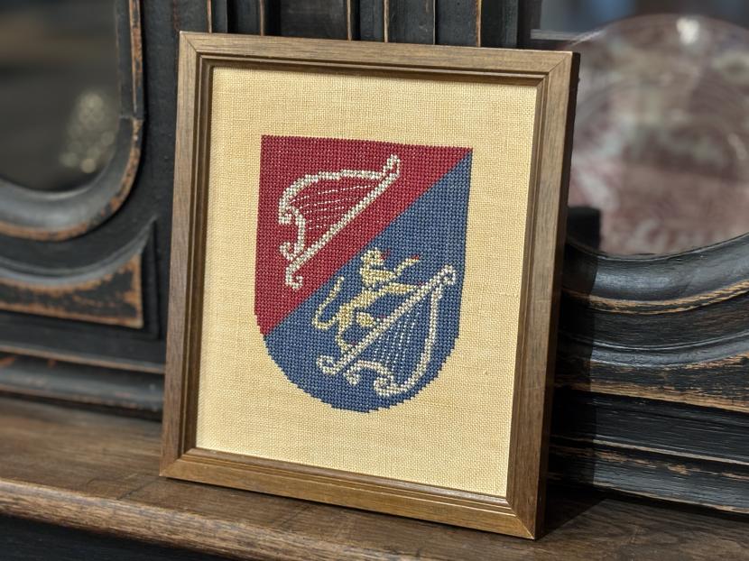 ベルギー ヴィンテージ　紋章刺繍アート