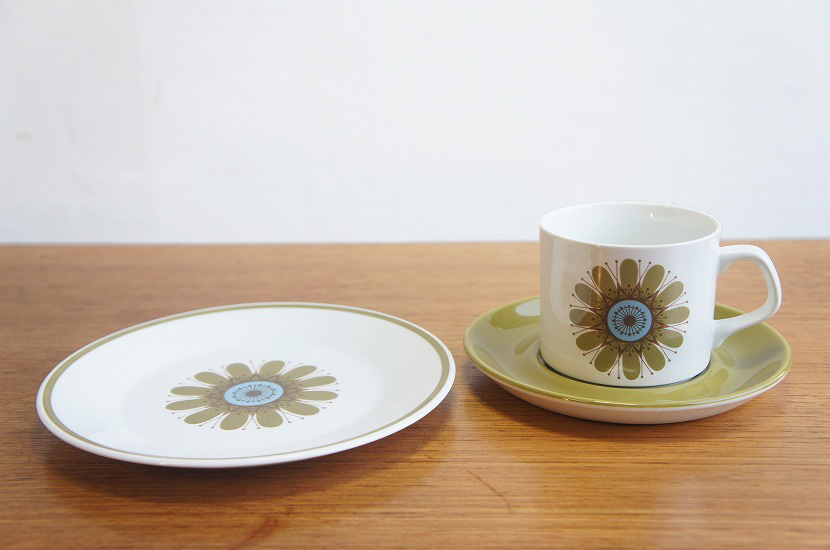 イギリス J&G Meakin ケーキ皿&カップ&ソーサ―セット