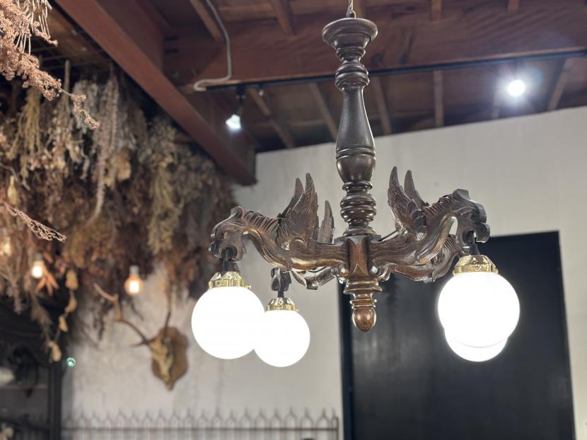 フランスアンティーク グリフォンモチーフ 4灯シャンデリア
