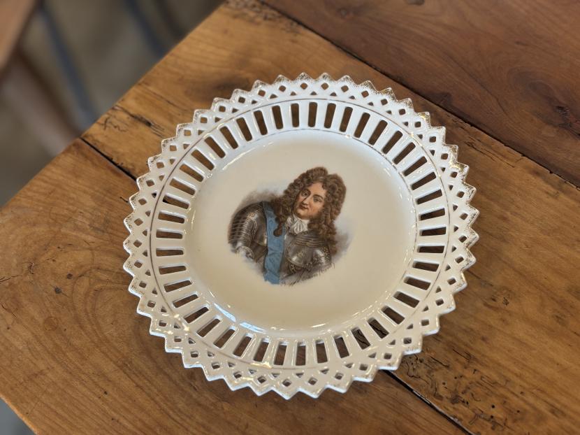フランスアンティーク ルイ14世肖像 × 金彩透かし装飾プレート