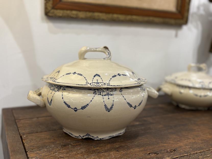 フランスアンティーク K&G LUNÉVILLE ブルーのガーランド模様 花リム スーピエール M