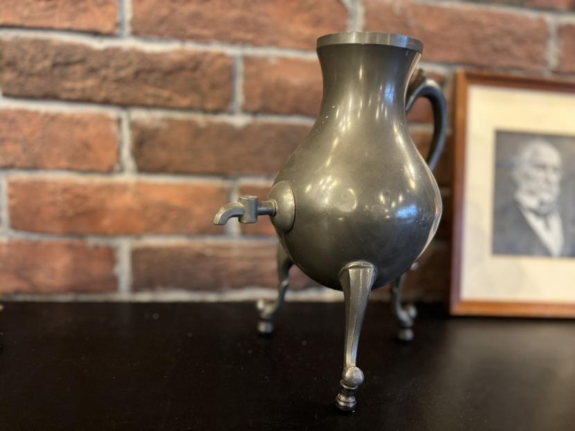 オランダ・ティール製 ピューター製脚付きコーヒーポット