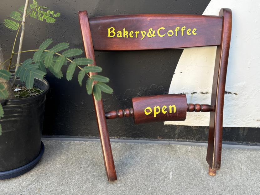 Bakery&Coffee アンティークチェアOPENサイン